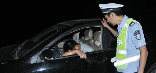 喝酒后在车里睡觉,停在马路边算不算酒驾?