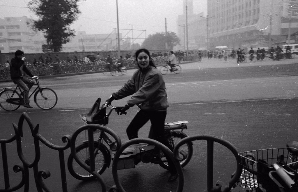 80年代珍贵照片:美女的交通工具太奢侈