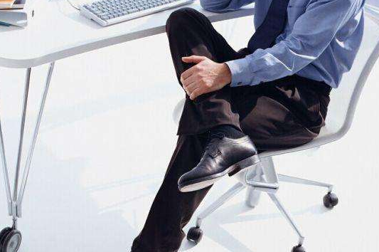 喜欢跷二郎腿的注意了,跷二郎腿对身体造成的