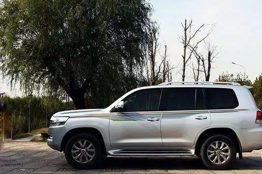 一看就是猛男 大家买白色 我偏买银色 提新陆地巡洋舰4000EXR