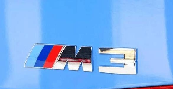 为什么宝马汽车进气口栅栏有三条是彩色的？