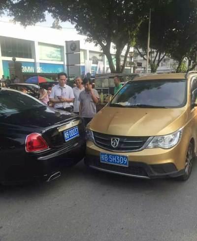 劳斯莱斯掉头被宝骏撞上了, 宝骏车主喜极而泣说自己要发财了