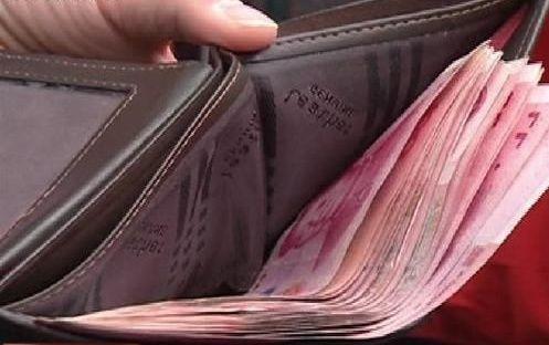 环卫工捡3万钱包等失主认领,失主打开钱包,立