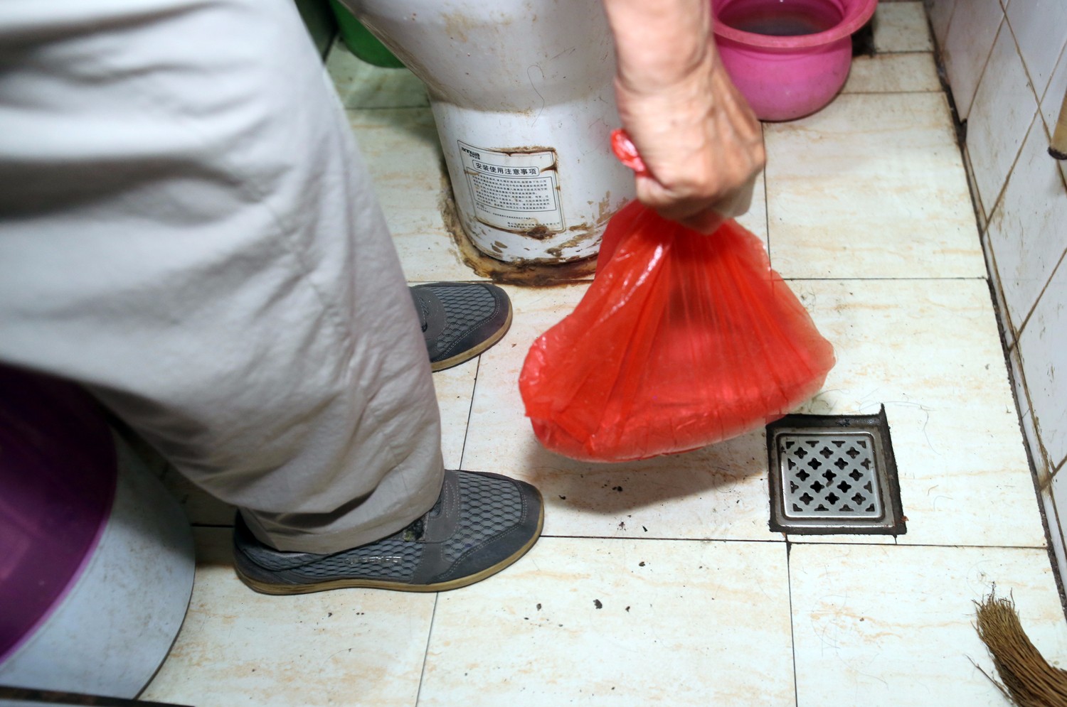 老小区没物业下水年年堵 脏水全从一楼流出来