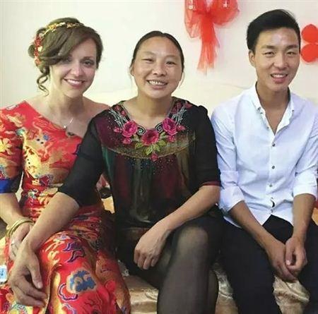 英国歌手姑娘嫁给四川农村小伙,婚礼当天全村