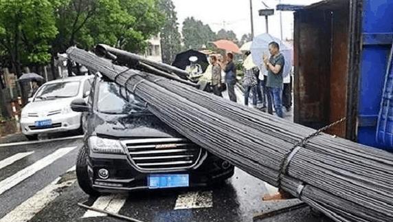 十吨钢筋压顶车没变形! 交警竖起大拇指, 这款车竟然是国产品牌?