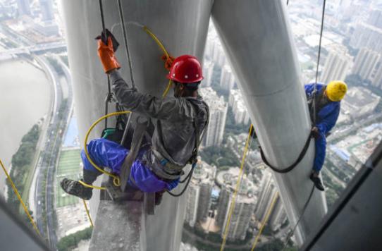 广州塔上的蜘蛛侠,400多米的高空作业,清洁耗