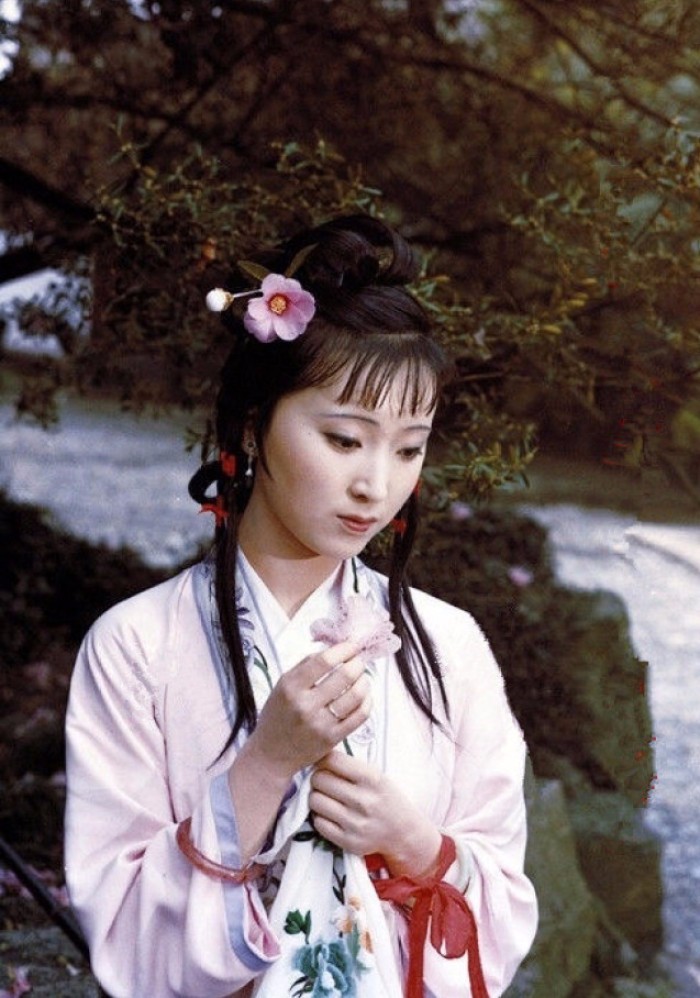 最近迷上了87版《红楼梦》陈晓旭饰演的林黛玉,可惜红颜薄命