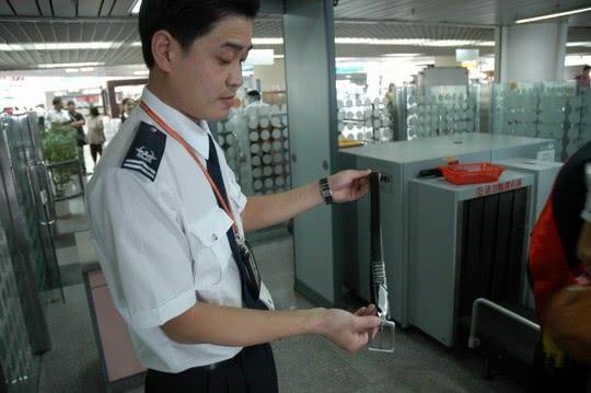机场安检员做1休2,还有专车接送,现实中机场安