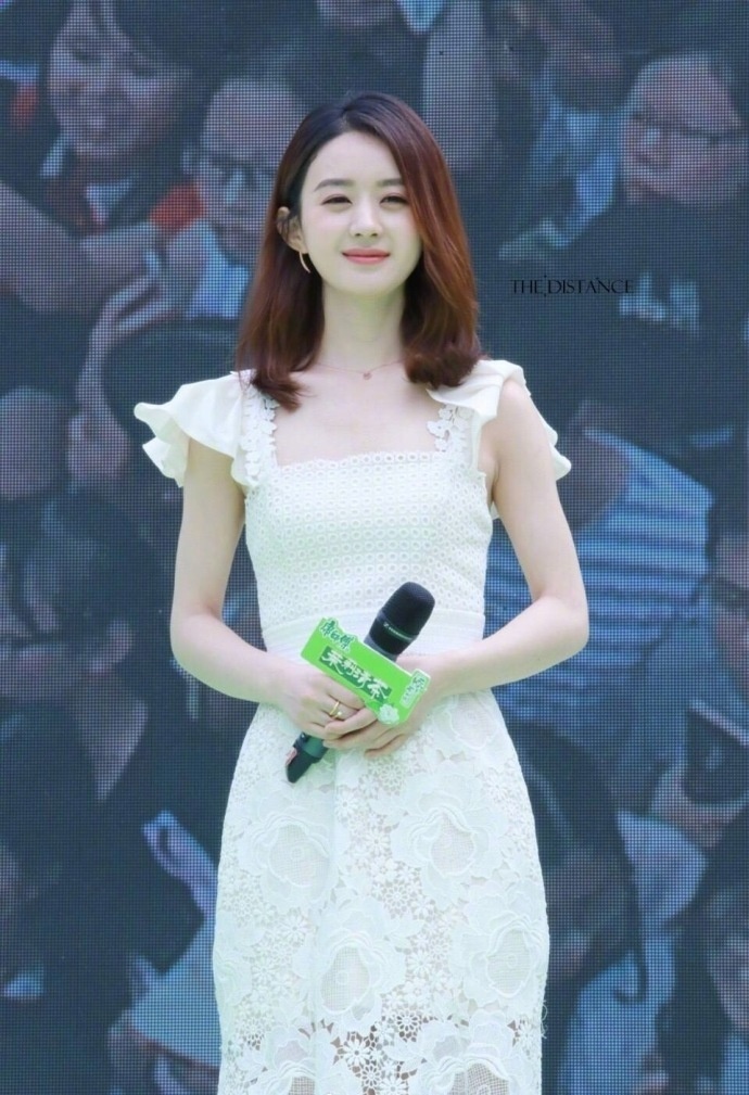 赵丽颖一袭紧身白裙大秀好身材