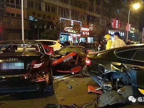土豪开500万豪车与奥迪相撞