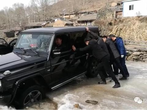 土豪车主开300万奔驰大G陷入冰窟窿出不来