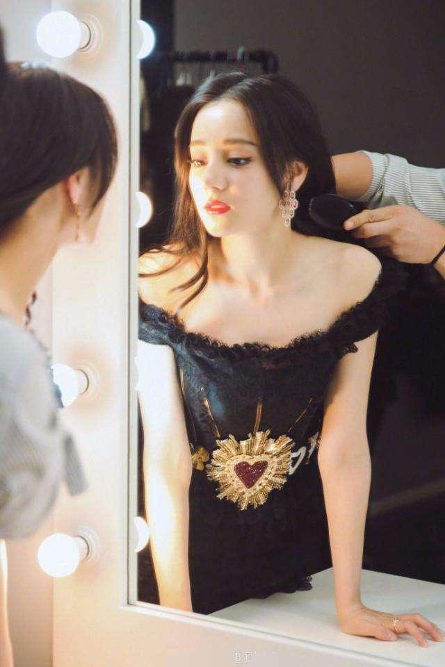 迪丽热巴微博晒出新照,穿一字领大秀性感好身