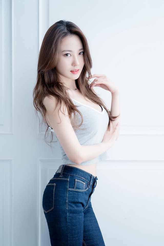 牛仔裤美女,穿上黄色T恤的一瞬间,腰线让人一览无遗!