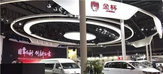 山寨版王菲谢霆锋惊现上海车展, 为山寨车型呐喊助威