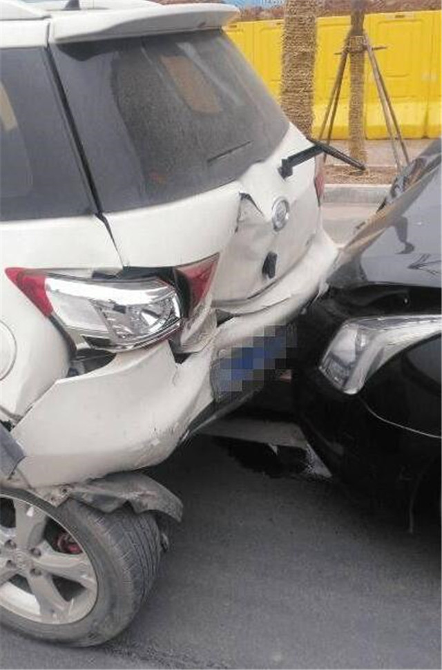 长城M4遭凯迪拉克追尾,后轮直接被撞断轴,网友:不愧是国产车