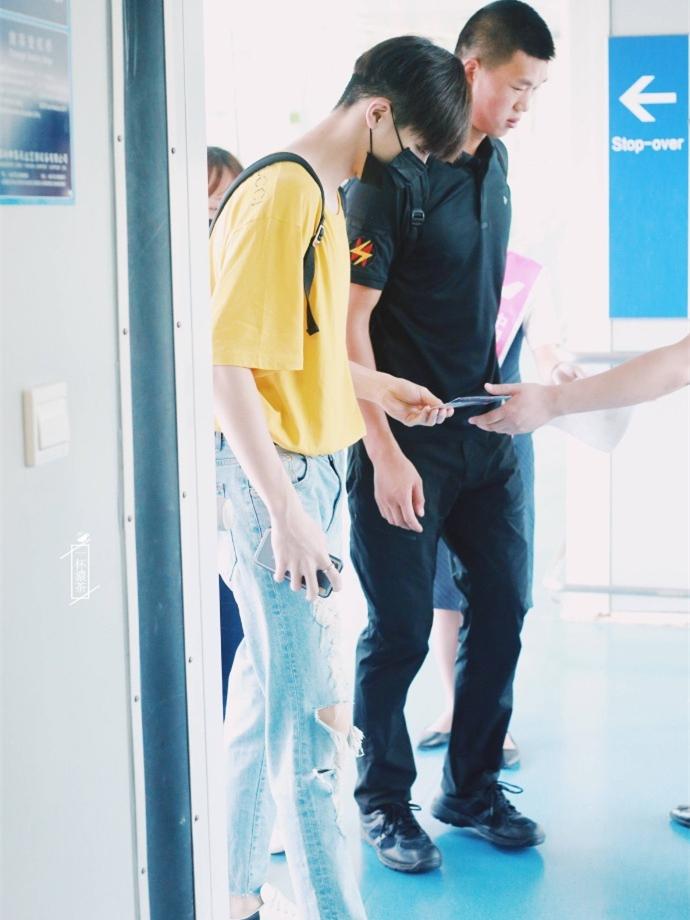 陈立农这条破洞裤穿上瘾, 配T恤少年感爆棚, 洞