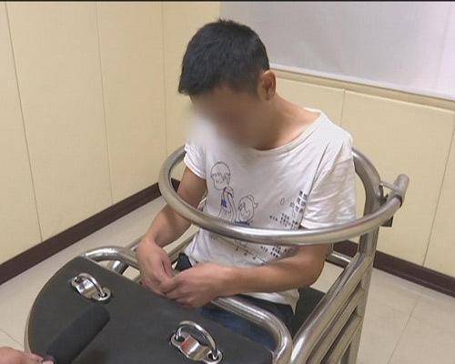 女子路边遭遇咸猪手,男子见义勇为,却被警察