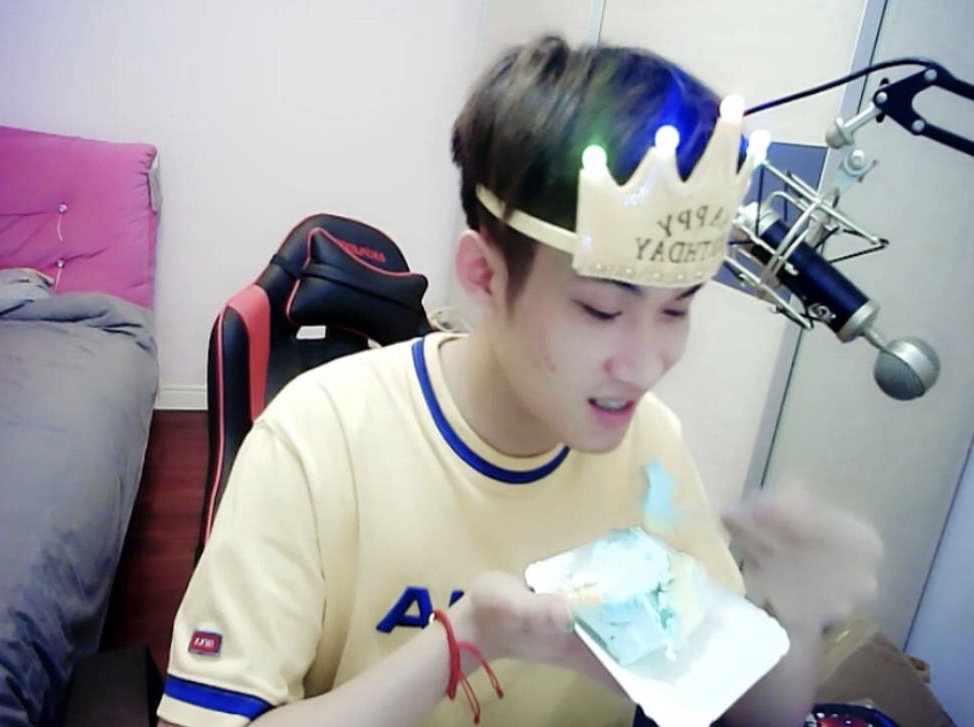 企鹅电竞一哥韩跑跑生日直播人气破600万,粉丝