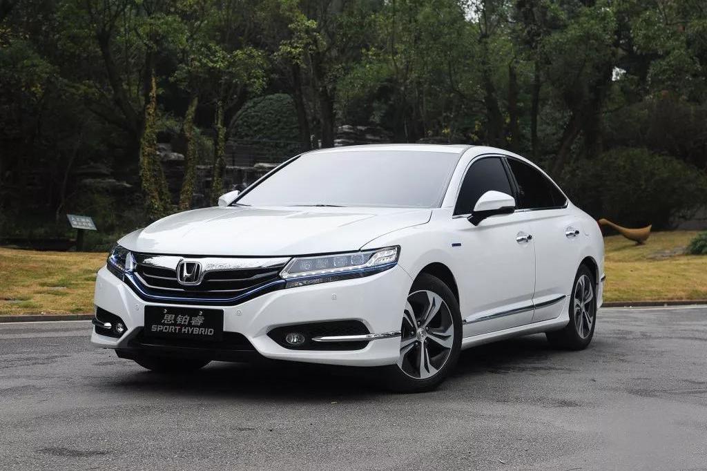 油耗上很出色的混动中型轿车，25万左右颜值空间都满足大家！