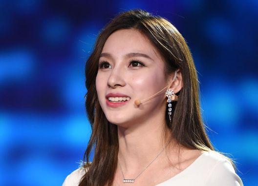 央视90后美女主播, 走秀时泳装不慎滑落, 面对窘境她竟然这么做