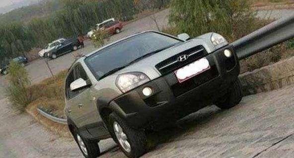 手动挡车被堵在上坡路,一点一点向前挪,怎么跟