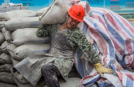 农民工搬4吨水泥上楼,说好300工钱只给100,一