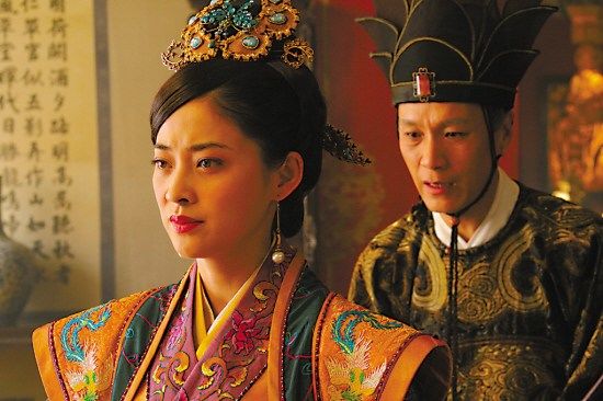 她亲手将嘉靖皇帝扶上位，嘉靖不仅怠慢她，还杀了她两个弟弟！