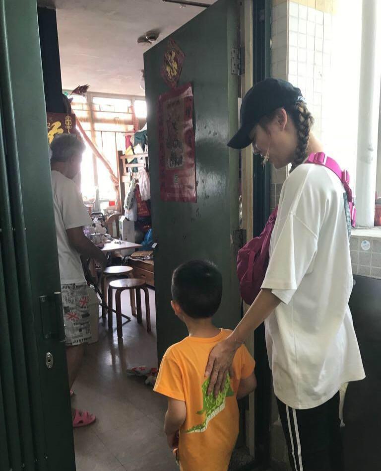 Jasper与妈妈应采儿看望老人，徒手提米袋变成小男子汉了