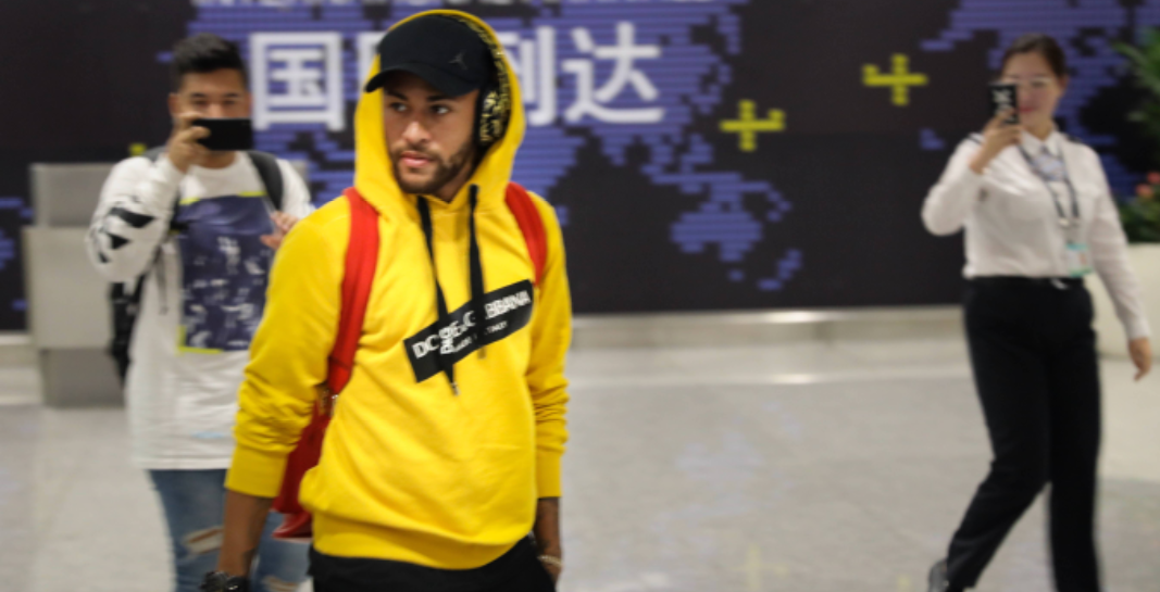 足球巨星内马尔抵达中国,许多球迷前来迎接,内