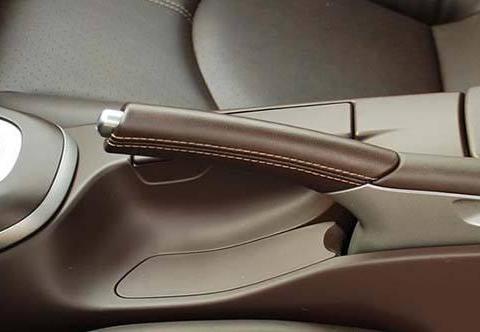 手刹，专业称呼叫辅助制动器