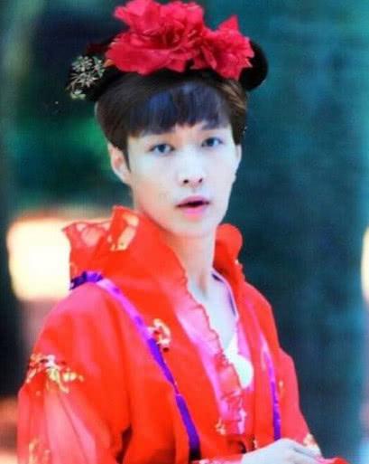 王俊凯古装红衣惊艳,肖战美人柔美,只有他是