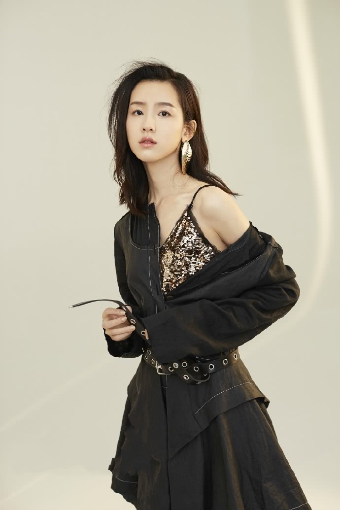 陈都灵也太瘦了!紧身牛仔裤被穿成直筒裤，网友:这腿我服了!