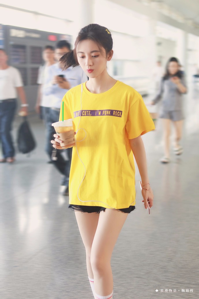 鞠婧祎扎马尾穿黄色T恤搭配黑色短裤现身机场
