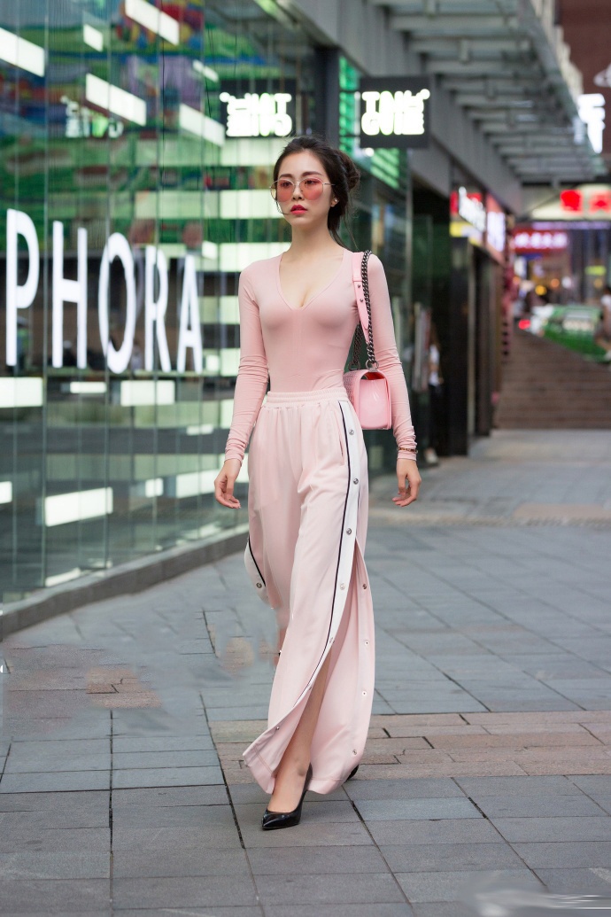 街拍:穿紧身衣的美女,太紧勒出凹凸尴尬,太明显了吗?