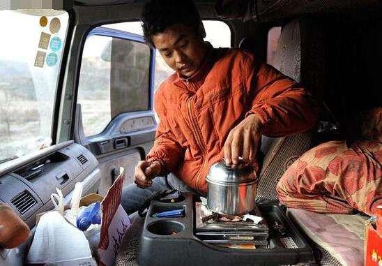 卡车司机一个月工资上万,新手常遇到偷油,拿到