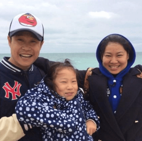 小沈阳全家福近照: 糟糠妻贤惠旺夫, 女儿长发美得认不出