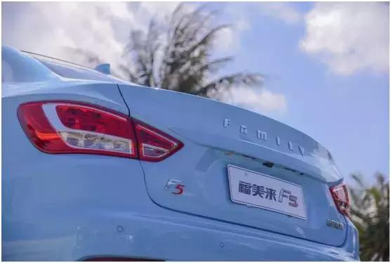 这辆中国品牌家轿，百公里油耗低至5.8L，只售5.98万起