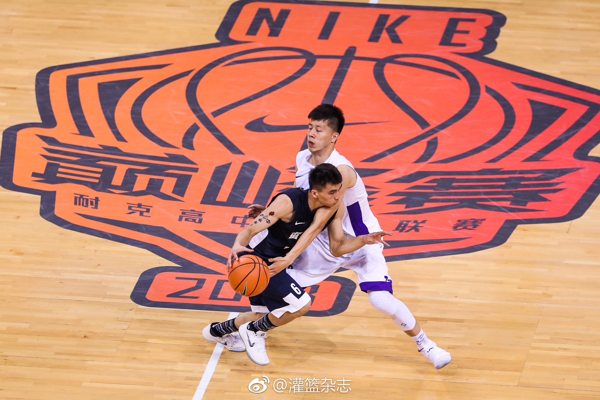 耐克高中篮球联赛巅峰赛展开半决赛的激烈对决|耐克|巅峰|半决赛_新浪网