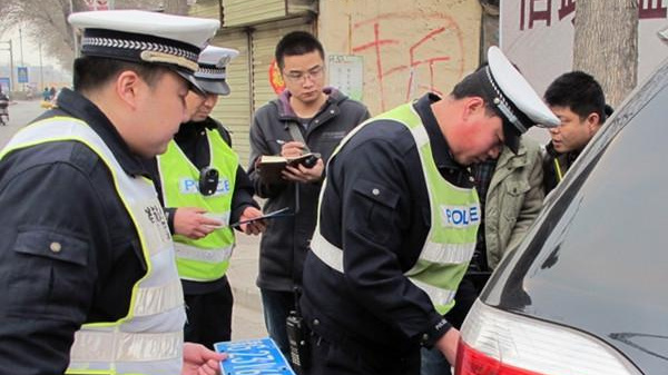 车停在路边被撞，还找不到肇事者？这样做就能获得保险公司全赔！