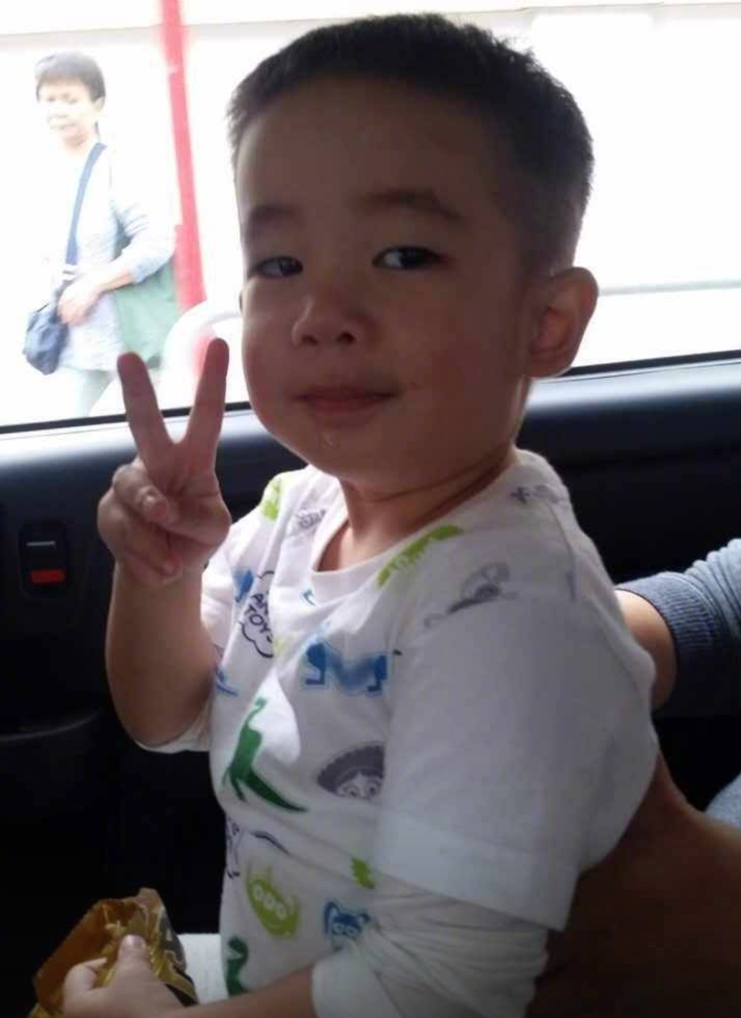 Jasper与妈妈应采儿看望老人，徒手提米袋变成小男子汉了