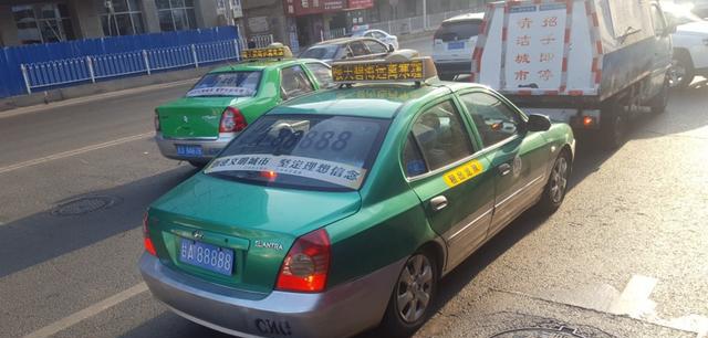 出租车挂百万车牌号，司机没有花一分钱，千万豪车都羡慕