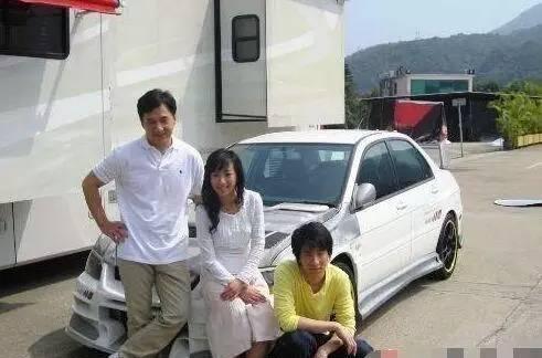 成龙一直开三菱 宝贝儿子却有豪车无数