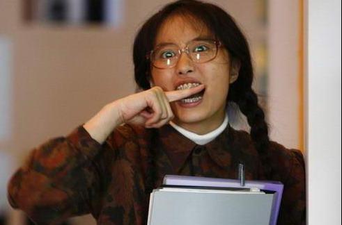 出演丑女一角而走红,因泄密遭张艺谋给辞退,