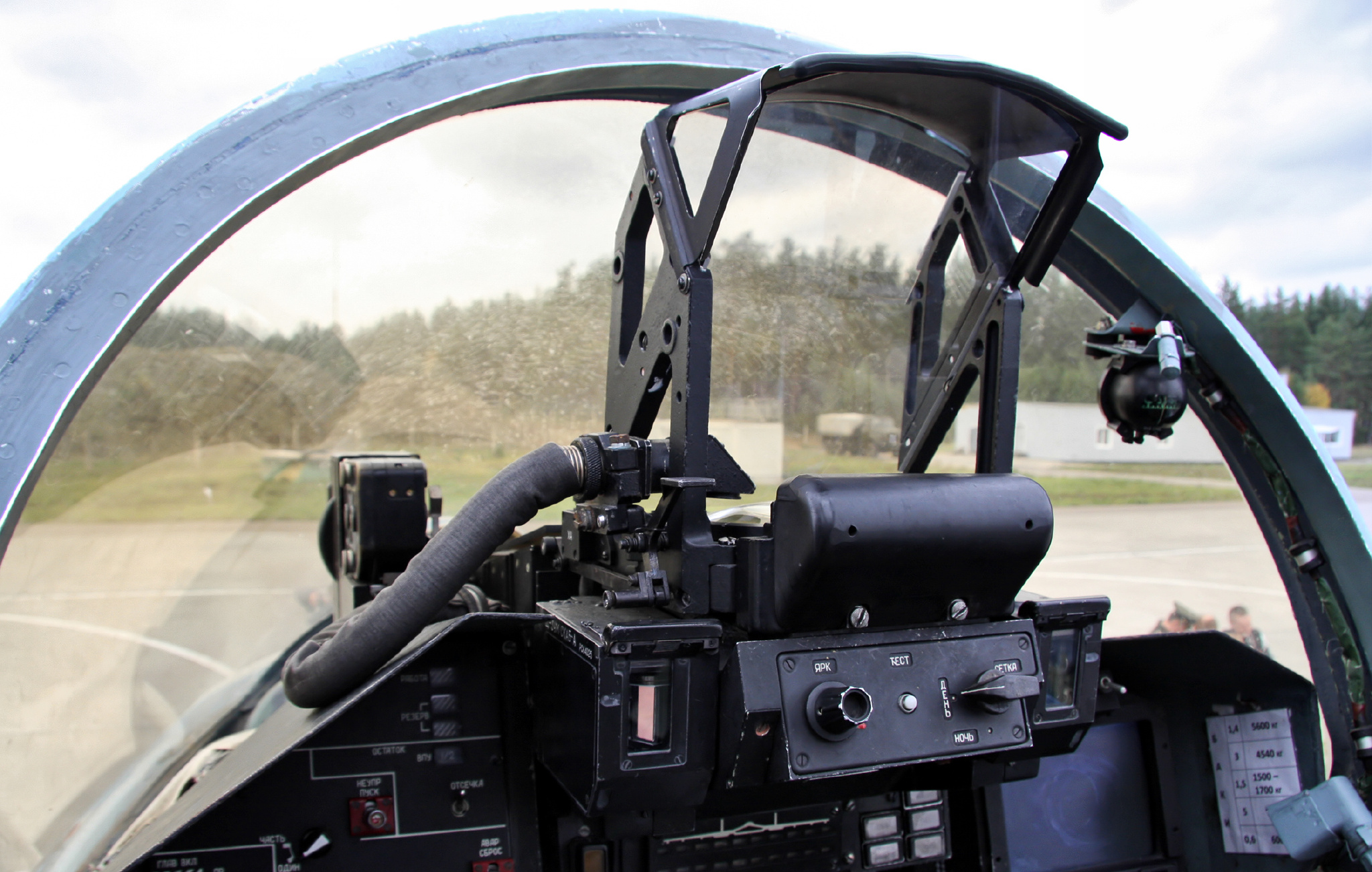 苏-27的HUD，ILS-31，在图-154M座舱里倒吊着用，感觉挺逗。