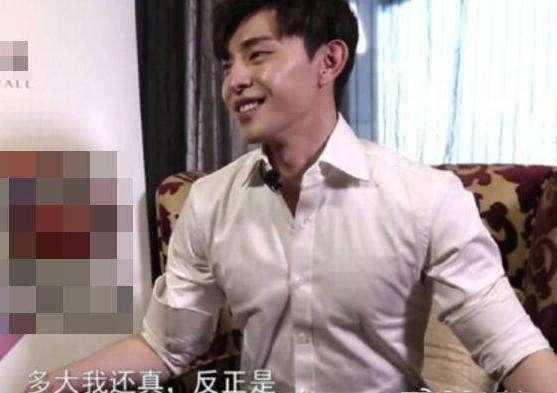男星被问私密问题:邓伦脸红,李易峰淡定,而他却