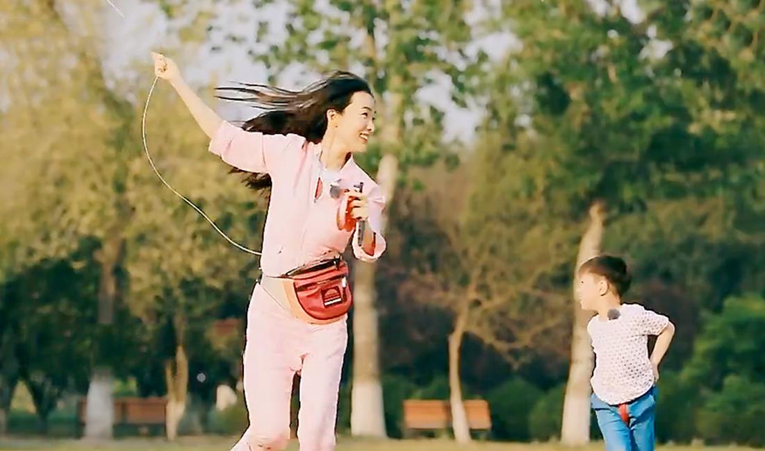 霍思燕教嗯哼放风筝却被逗乐,她言辞里的哲理