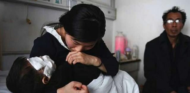 一岁孩子被狗咬缝了100多针,妈妈后悔不已