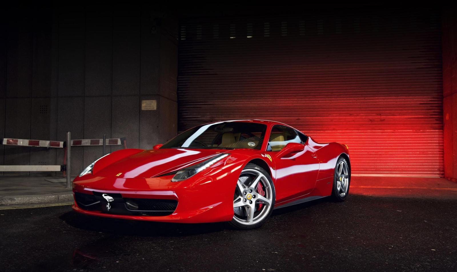 一女孩开法拉利458, 竟然会因为倒车差点赔上几万块钱?