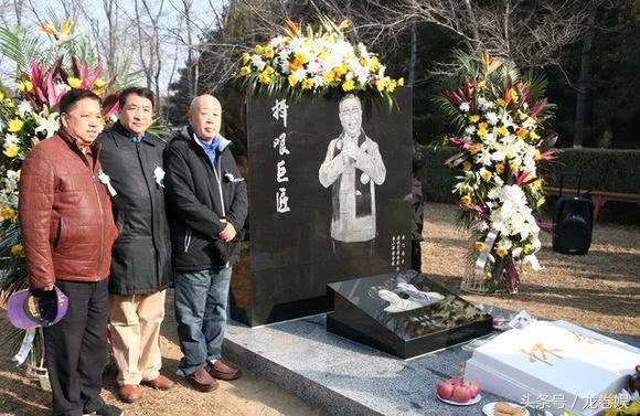 清明看明星墓园!唐杰忠贵气,成奎安葬村子坟头!